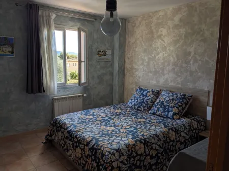 Quiet, spacious house, close to the station and amenities, 2 km from the beach