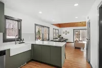 Cozy 4-Bedroom Modern Mountaintop Retreat in Jewett