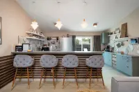 Ivy's Charming 2 Bedroom 2 Bath with Jetted Tub
