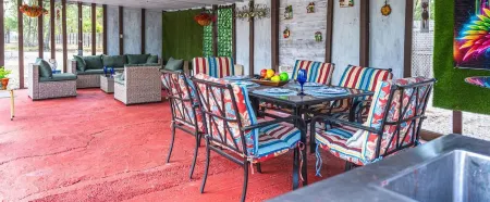 Charming Country Home, Pool, Pet Friendly