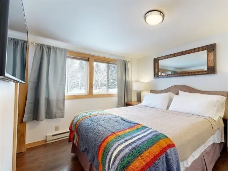 COMFY COZY SLOPESIDE CONDO-HOT TUB HEATED POOL ACCESS -5 MIN FREE RIDE TO LIFTS