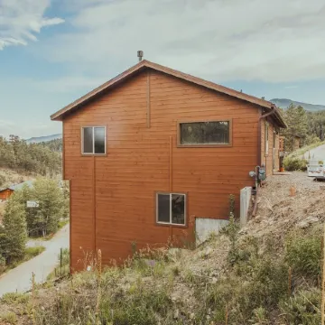 3-bedroom chalet in enchanting Bailey, Walk to town, Game Room, BBQ