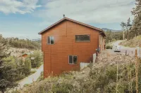 3-bedroom chalet in enchanting Bailey, Walk to town, Game Room, BBQ