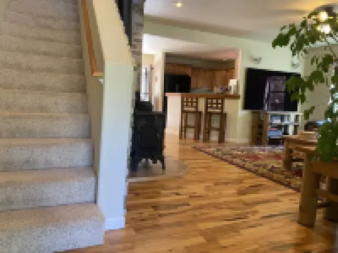 2 King 1 Queen Hot Tub  3-Bedroom Cabin in Groom Creek