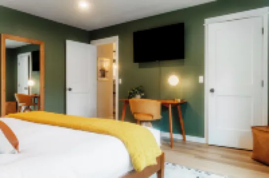 NEW - Downtown Forks, Hot Tub, Fire Pit, EV, Games