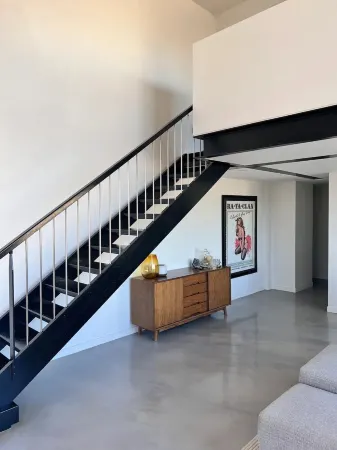 Ultra Chic New York-Style loft - Central Chapel St Отели рядом с достопримечательностью «Граттан Гарденс»