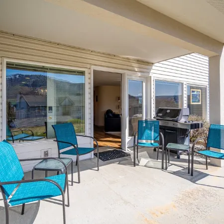Lovely 2-bedroom condo in Chelan, close to town with mountain views