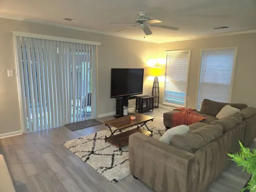 3 Bedroom 2 Bathroom Cozy, Condo in Laurel, Maryland - Central Location Hotels in Laurel