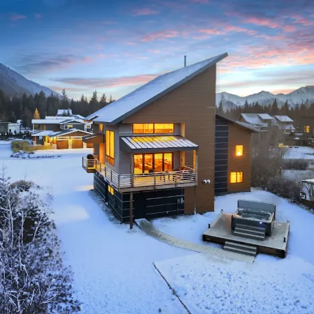 Alaska Slopes | Hot Tub, Gym & Guest House