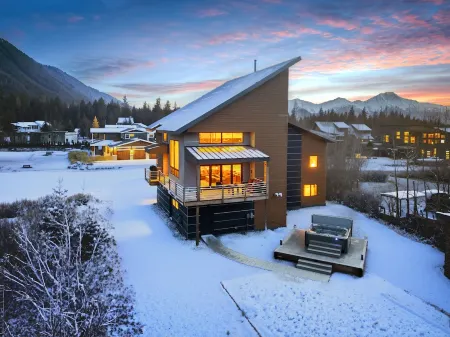 Modern Girdwood House w/ Hot Tub, Sauna, and Fire Place Отели рядом с достопримечательностью «Round House Museum»