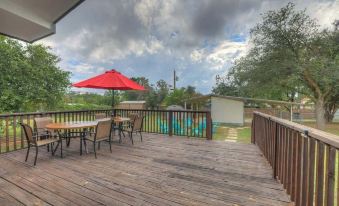 Elegant and Stylish Glenmoor Abode - 5 Min to Town