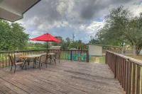 Elegant and Stylish Glenmoor Abode - 5 Min to Town