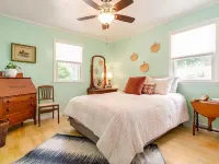 Peaceful Lakeside Retreat, Great for Groups, Dock, Parking, Blackstone, 8 Beds Hotels in Mercer County