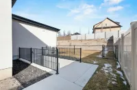 Work remotely. Blazing fast WiFi, stocked kitchen, laundry. Great location.