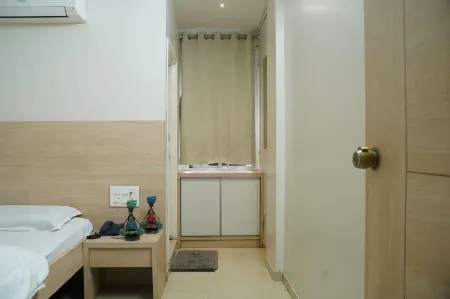 Hotel Aashish Deluxe Lodging, Kolhapur