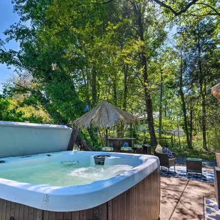 Adorable Beach Cottage w/ Hot Tub & Tropical Bar! Отели в г. Калверт