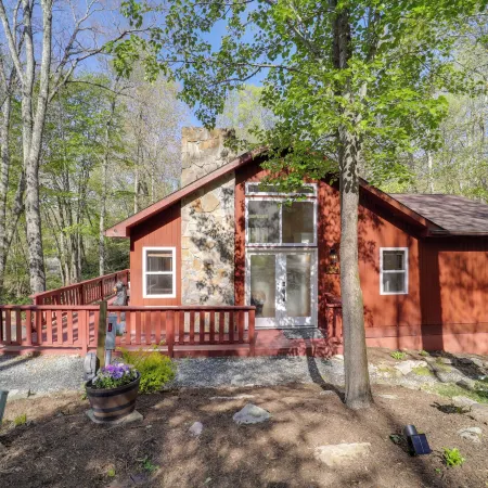 10 Mi to Sugar Mountain: Cozy Newland Cabin!