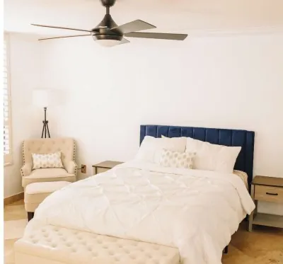 Oceanfront condo With private pool with view Pepper Park Beach附近的飯店