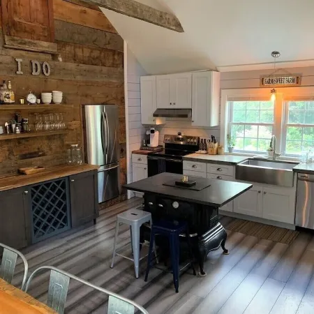 5 Bed 2Bath Fully Remodeled Farmhouse Near Beaches, Portland, Airport & Hiking