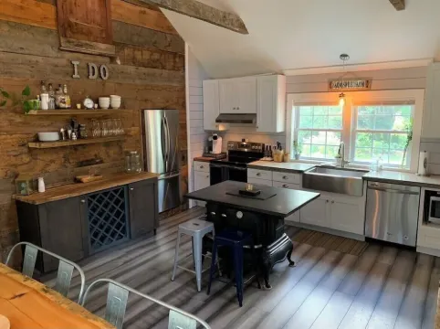 5 Bed 2Bath Fully Remodeled Farmhouse Near Beaches, Portland, Airport & Hiking