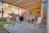 Charming Getaway, Walk to Windsor Lake and Downtown! - WiFi