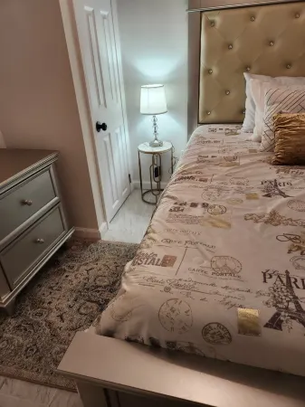 Soothing 2-bedroom lower-level apartment in Berlin Отели в г. Берлин