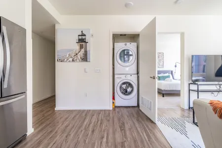 2BR | Gym, Rooftop | Mercer Island | Sophari E Отели в г. Мерсер Айленд