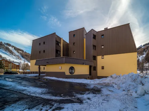 Studio in Allos with Stunning Mountain Views