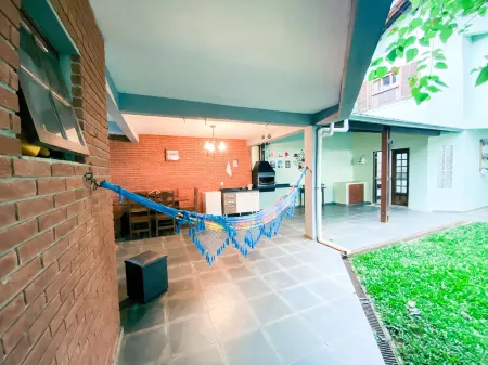 Casa confortável Com Churrasqueira na Granja Viana Отели в г. Карапикуиба