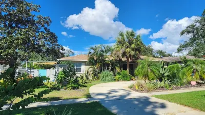 Adorable Sunny Priv. Entrance Suite & Bathroom w/ Patio Close to Beach & Center Отели рядом с достопримечательностью «Historic Kenwood»