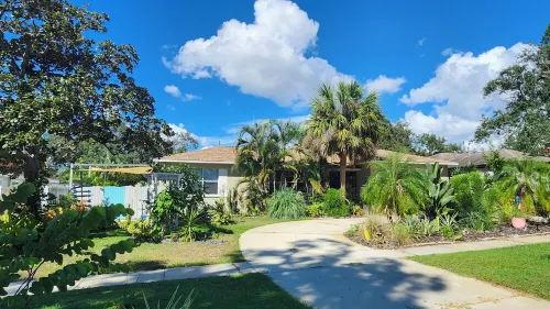 Private Entrance Room & Bathroom  w/ Courtyard Close to Beach & Downtown