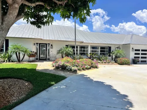 Waterfront home with Private Pool & Dock in Palm City. Pet friendly. Hotels in Martin County