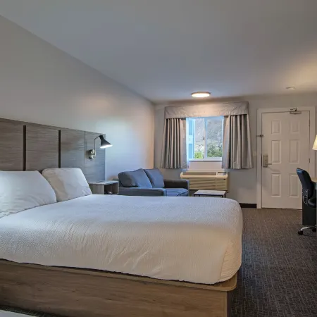 Riverland Inn & Suites