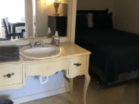 Tiny casita in beautiful Uvalde, 20 minutes from Frio River Hotels in Uvalde