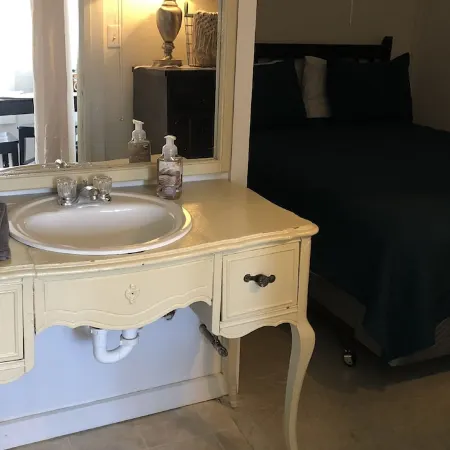 Tiny casita in beautiful Uvalde, 20 minutes from Frio River