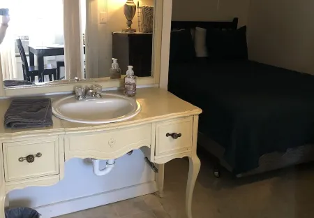 Tiny casita in beautiful Uvalde, 20 minutes from Frio River Отели в г. Ювалде