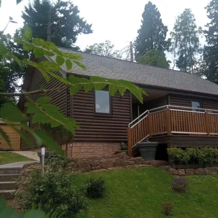 2 Bed Cottage Sleeps 4 -Private Garden -Pets Okay