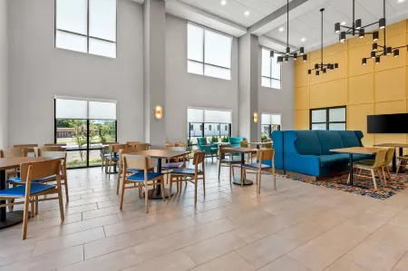 HAMPTON INN AND SUITES BY HILTON INTERCOURSE