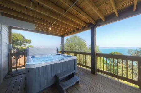 Waterfront Lake House with Hot Tub & Firepit Отели рядом с достопримечательностью «Cranes Mill Marina»