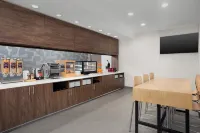 希爾頓家庭套房魯伯克大學 - 早餐