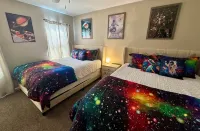 3 BD Retreat - 5 Mins from Downtown-Sleeps 12- Tx hospitality amenities! Hotels near The Grace Museum