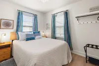 M2 -Relaxed Beach Stay • Fenced Yard, Fire Pit & 2 Living Areas, Pets Welcome - Wifi