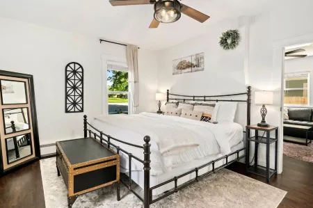 Windsor Farmhouse Family Fun, Yard & Fireplace