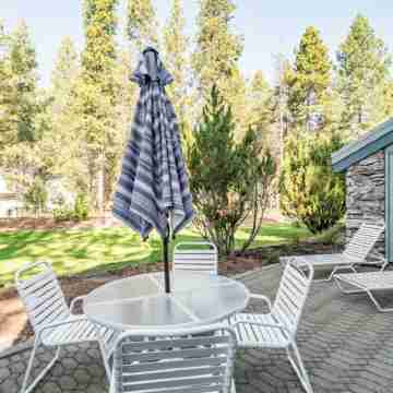 Family-Friendly Stoneridge Townhome with Resort Amenities Near Sunriver Village Hotel Exterior