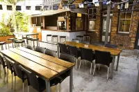 クイーンズ アームス ホテル