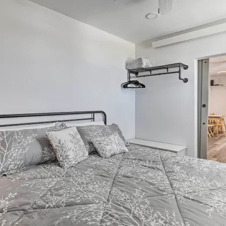 Walk to Dining, Breweries and Shops! Dtwn Custer Apt Hotels in Custer