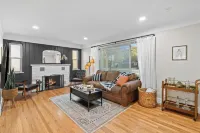 The Drift House- Spacious Boho Family Retreat- 4 Bds, 2 Baths, 6 TVs, Movie Room Hotels in Clinton Township