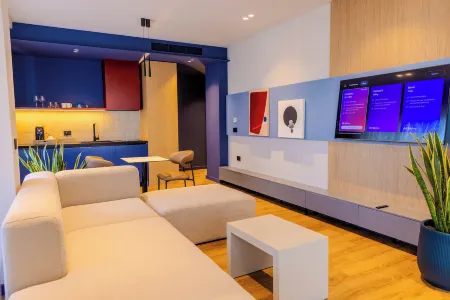 Si Hotel Отели рядом с достопримечательностью «Postbllok - Checkpoint Monument»