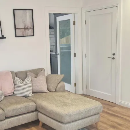 2 Bed cottage-Sleeps 4-Private Garden-Parking Отели в г. Ома