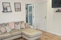 2 Bed cottage-Sleeps 4-Private Garden-Parking Hotels in Omagh